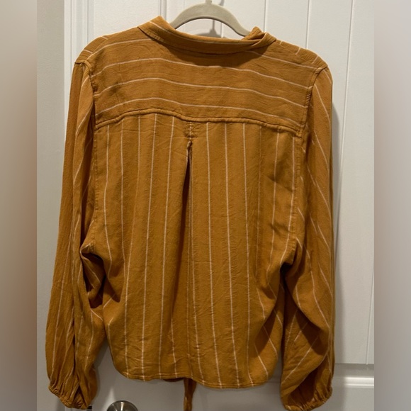 American Eagle front tie puff sleeve casual top. - Picture 2 of 6